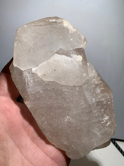 Cristal de roche - Amas de têtes de cristaux géants - 126 L x 71 l x 50 h mm - 479 grammes - Belle pièce !