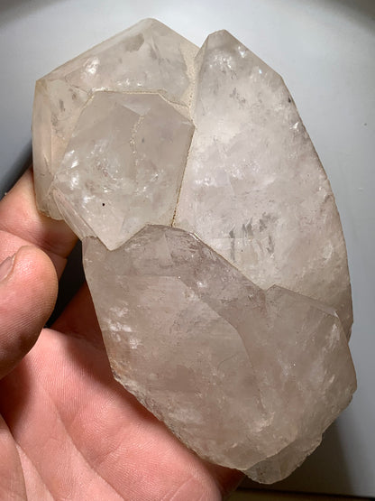 Cristal de roche - Amas de têtes de cristaux géants - 126 L x 71 l x 50 h mm - 479 grammes - Belle pièce !