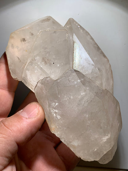 Cristal de roche - Amas de têtes de cristaux géants - 126 L x 71 l x 50 h mm - 479 grammes - Belle pièce !