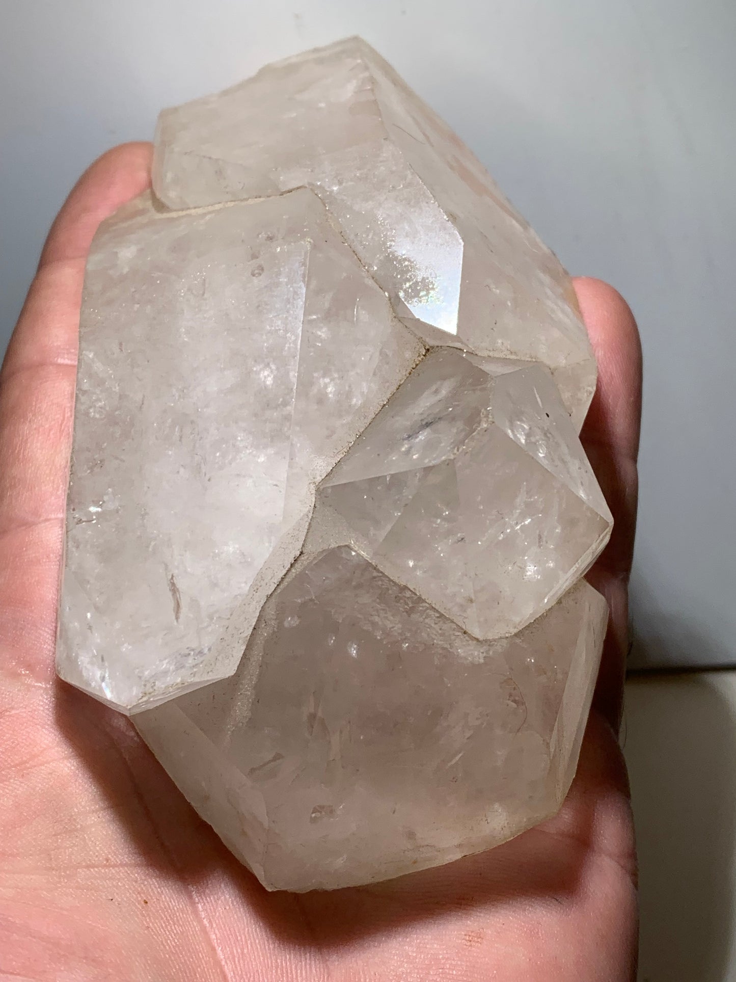 Cristal de roche - Amas de têtes de cristaux géants - 126 L x 71 l x 50 h mm - 479 grammes - Belle pièce !