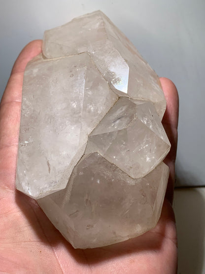 Cristal de roche - Amas de têtes de cristaux géants - 126 L x 71 l x 50 h mm - 479 grammes - Belle pièce !