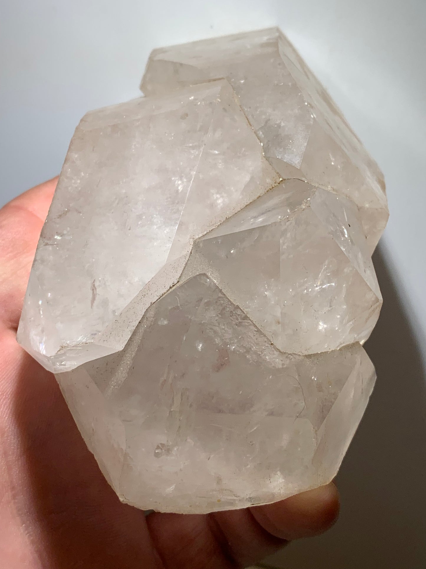 Cristal de roche - Amas de têtes de cristaux géants - 126 L x 71 l x 50 h mm - 479 grammes - Belle pièce !