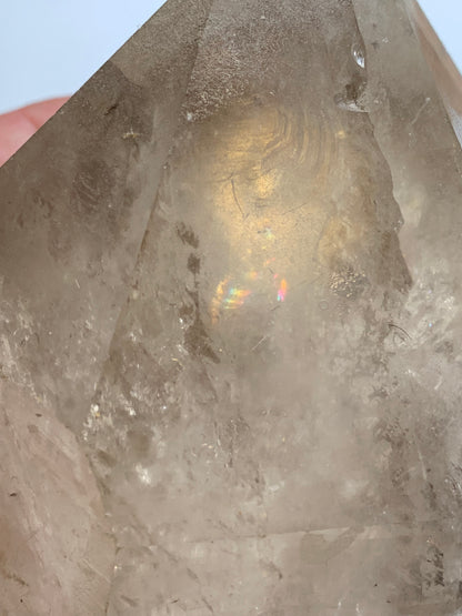 Cristal de roche - Tête de cristal géant - 100 L x 80 l x 64 h mm - 780 grammes - Belle pièce !