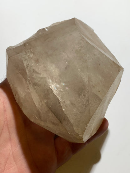 Cristal de roche - Tête de cristal géant - 100 L x 80 l x 64 h mm - 780 grammes - Belle pièce !