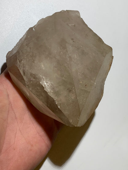 Cristal de roche - Tête de cristal géant - 100 L x 80 l x 64 h mm - 780 grammes - Belle pièce !