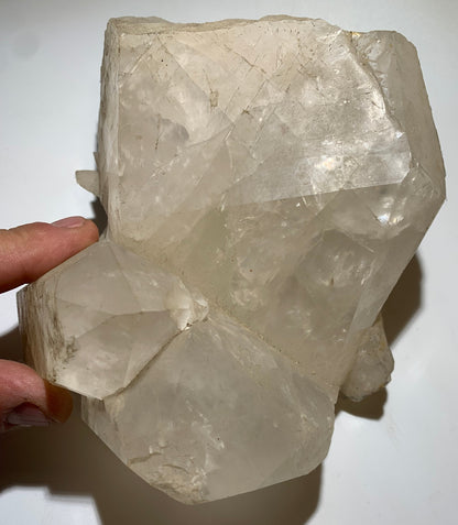 Cristal de roche - Amas de Têtes de cristaux géants - 160 L x 150 l x 85 h mm - 1600 grammes - Très belle pièce !