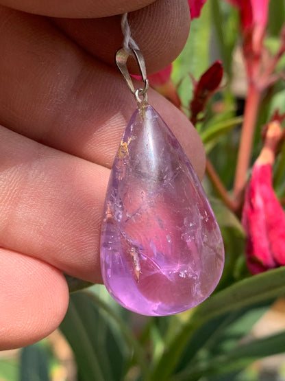 Améthyste, pendentif 'goutte' de 40mm de hauteur x 20 de largeur x 10 d'épaisseur. Vendu avec cordon réglable de couleur noire offert !