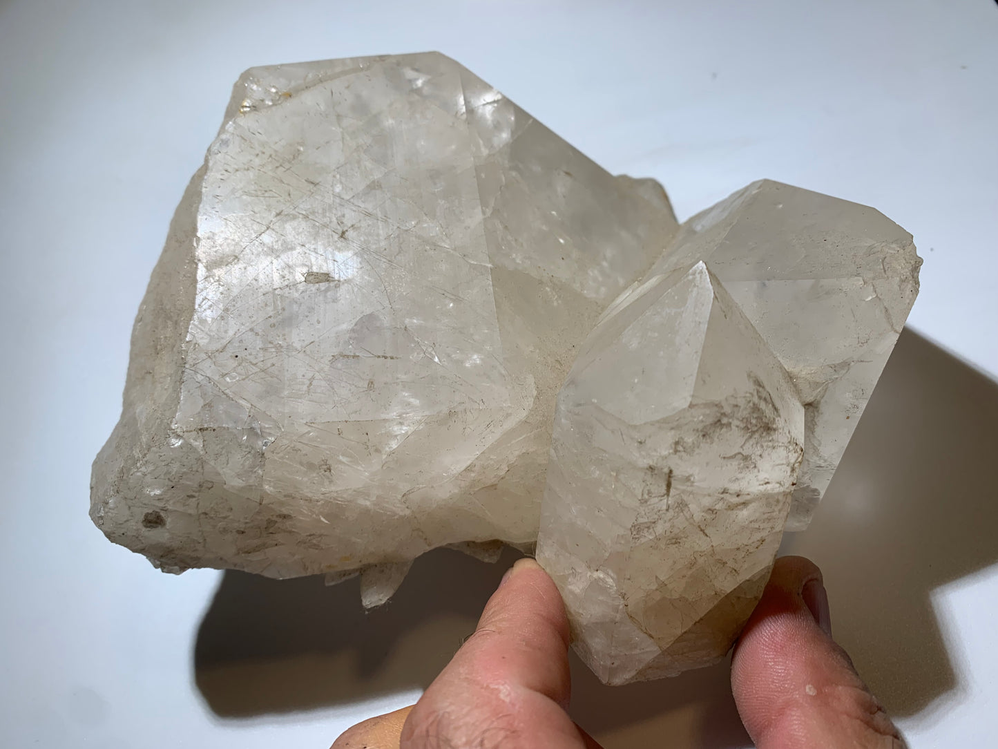 Cristal de roche - Amas de Têtes de cristaux géants - 160 L x 150 l x 85 h mm - 1600 grammes - Très belle pièce !