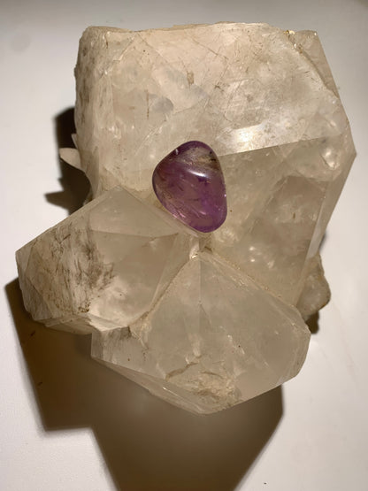 Cristal de roche - Amas de Têtes de cristaux géants - 160 L x 150 l x 85 h mm - 1600 grammes - Très belle pièce !