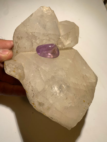 Cristal de roche - Amas de Têtes de cristaux géants - 160 L x 150 l x 85 h mm - 1600 grammes - Très belle pièce !