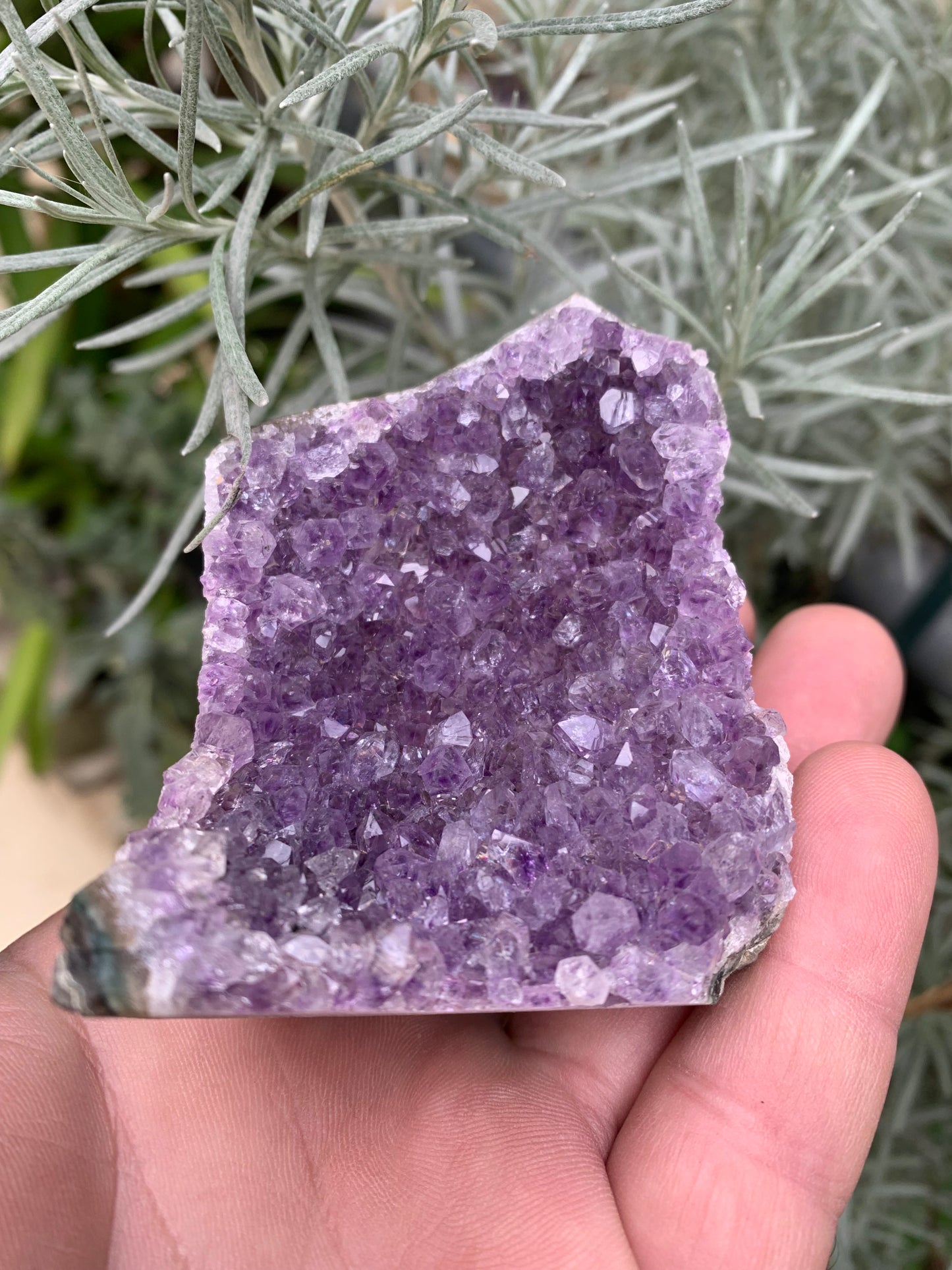 Druse d’améthyste – Petite druse de ± 68 x 64 x 60 mm – 121,6 g !
