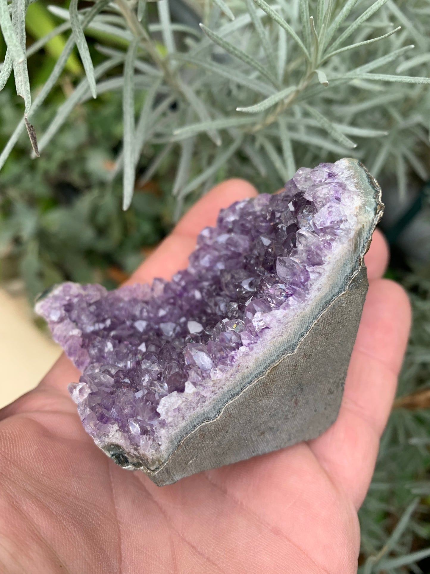 Druse d’améthyste – Petite druse de ± 68 x 64 x 60 mm – 121,6 g !