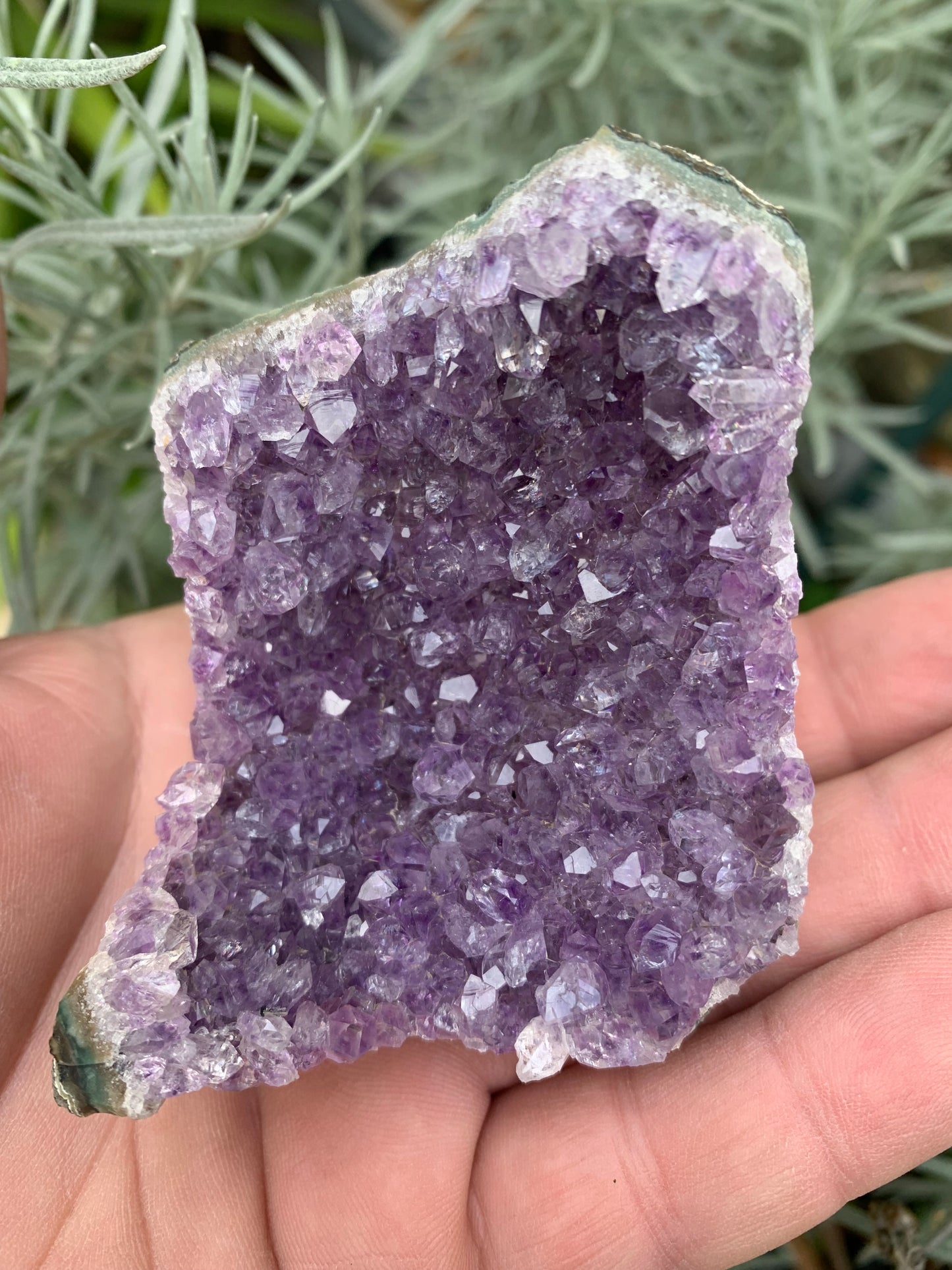 Druse d’améthyste – Petite druse de ± 68 x 64 x 60 mm – 121,6 g !