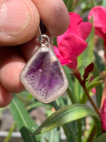 Améthyste 'super 7/ super seven', pendentif en Argent de 37mm de hauteur x 22 de largeur x 6 d'épaisseur. Vendu avec cordon réglable de couleur noire offert !