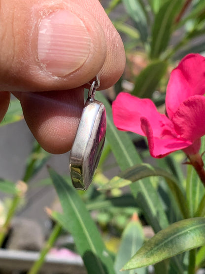 Améthyste 'super 7/ super seven', pendentif en Argent de 37mm de hauteur x 22 de largeur x 6 d'épaisseur. Vendu avec cordon réglable de couleur noire offert !
