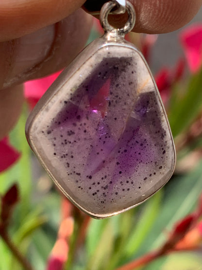 Améthyste 'super 7/ super seven', pendentif en Argent de 37mm de hauteur x 22 de largeur x 6 d'épaisseur. Vendu avec cordon réglable de couleur noire offert !