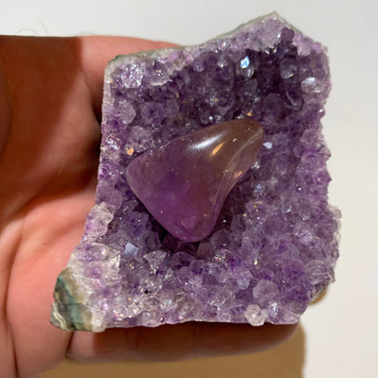 Druse d’améthyste – Petite druse de ± 68 x 64 x 60 mm – 121,6 g !