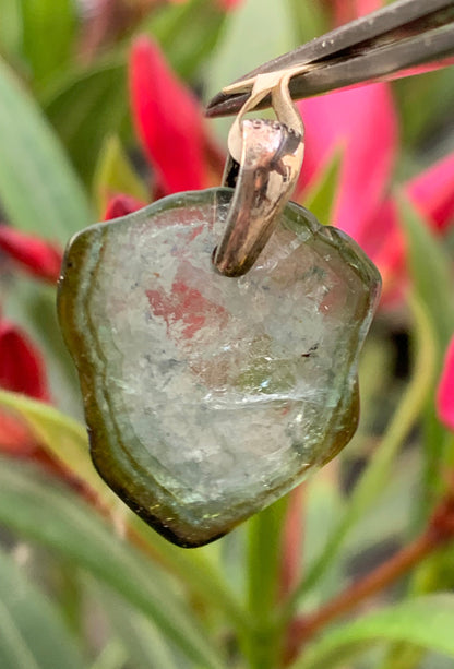 Tourmaline verte/ Verdélite avec Indigolite ! Pièce unique en Argent de 28mm de hauteur x 20 de largeur x 2 d'épaisseur. Vendu avec cordon réglable de couleur noire.
