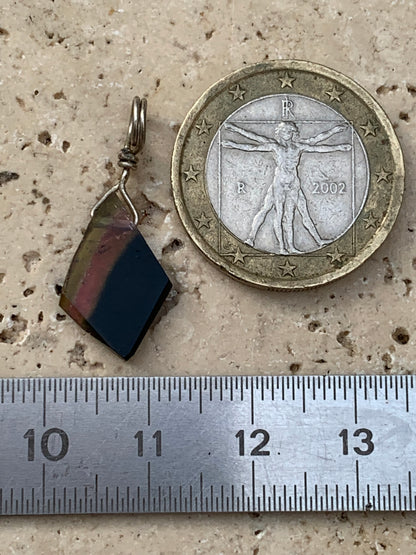 Tourmaline melon d'eau/ pastèque ! Pendentif en Argent fait par G&Z, 25 mm de hauteur x 10 de largeur x . Vendu avec cordon réglable de couleur noire !