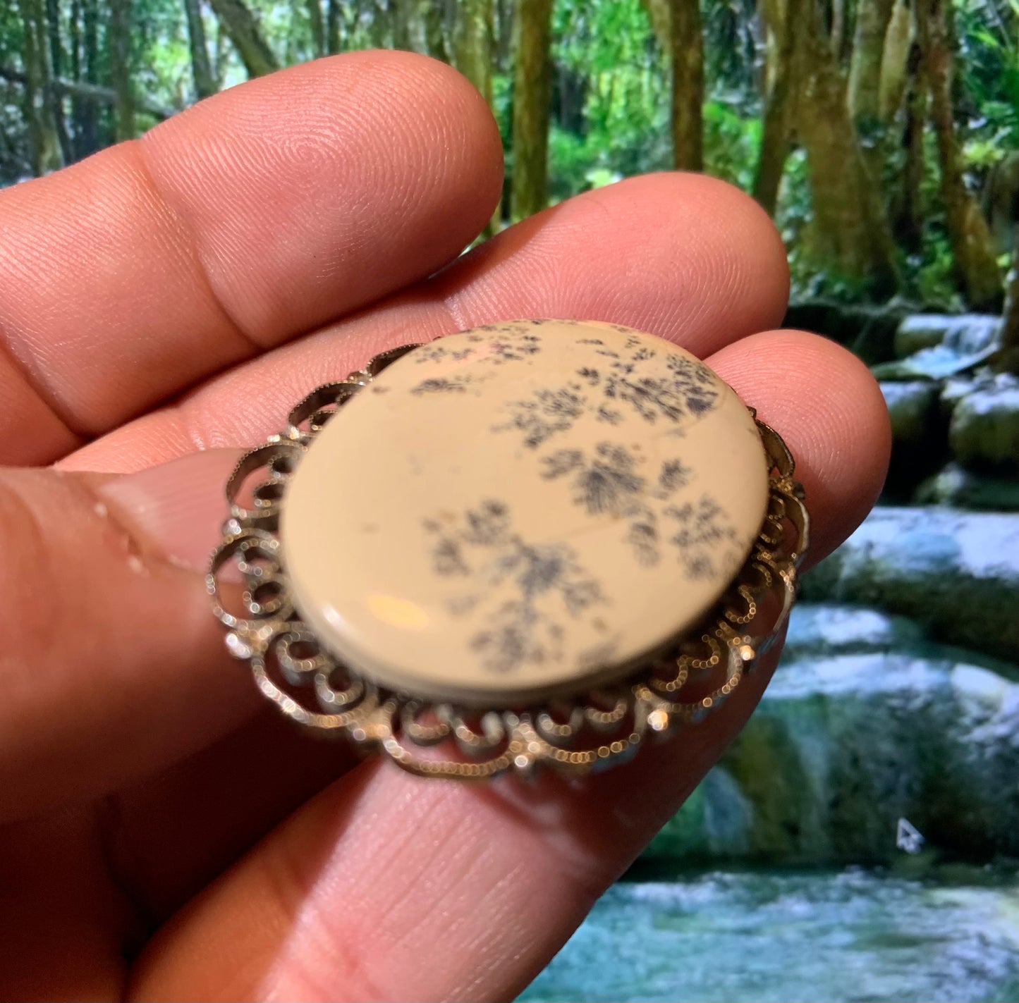 Broche en agate dentrique/ dentritique - 44 mm x 35 x 12 - 13,7 gr. - (Création par Serge le lapidaire)