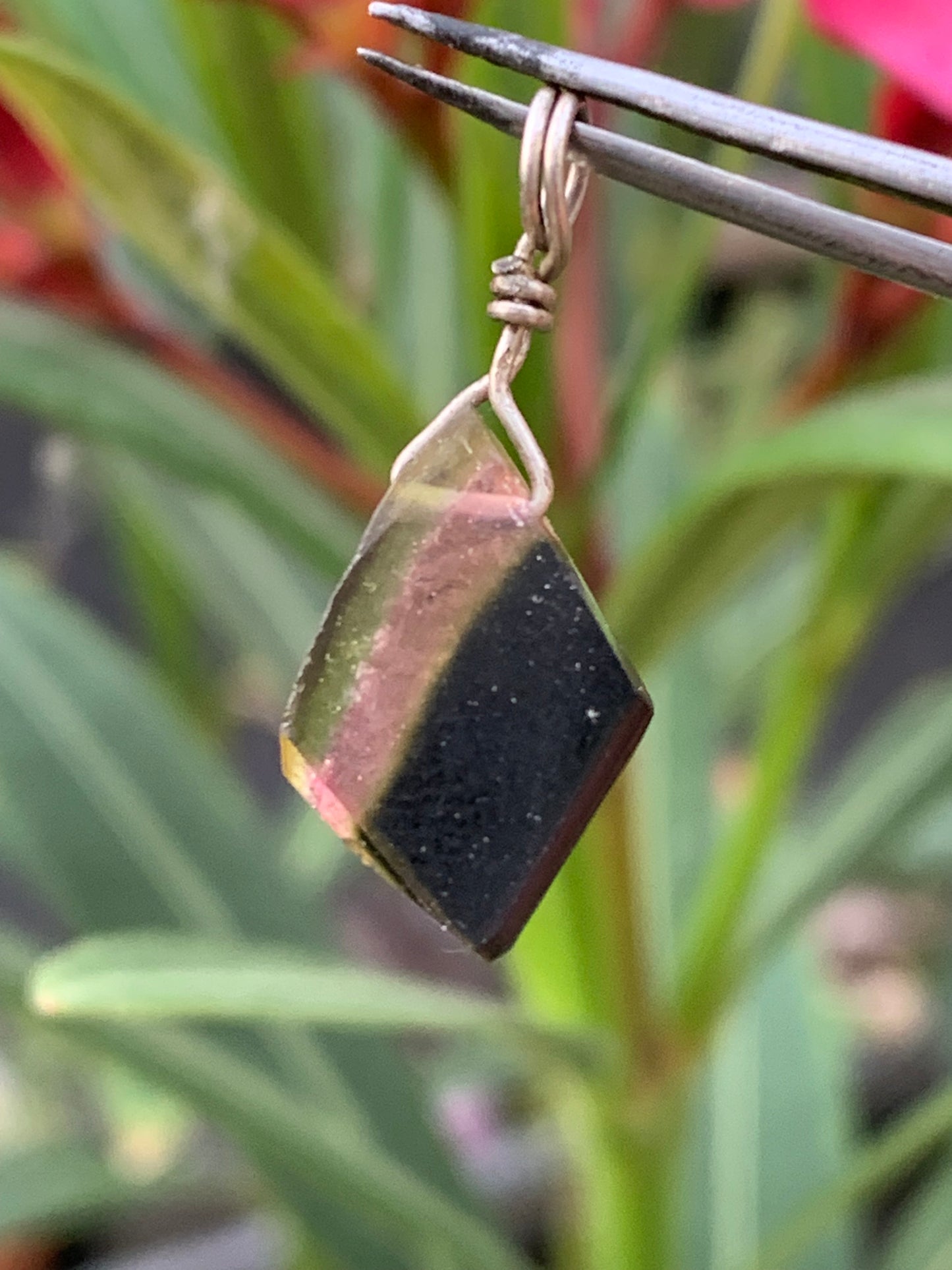 Tourmaline melon d'eau/ pastèque ! Pendentif en Argent fait par G&Z, 25 mm de hauteur x 10 de largeur x . Vendu avec cordon réglable de couleur noire !