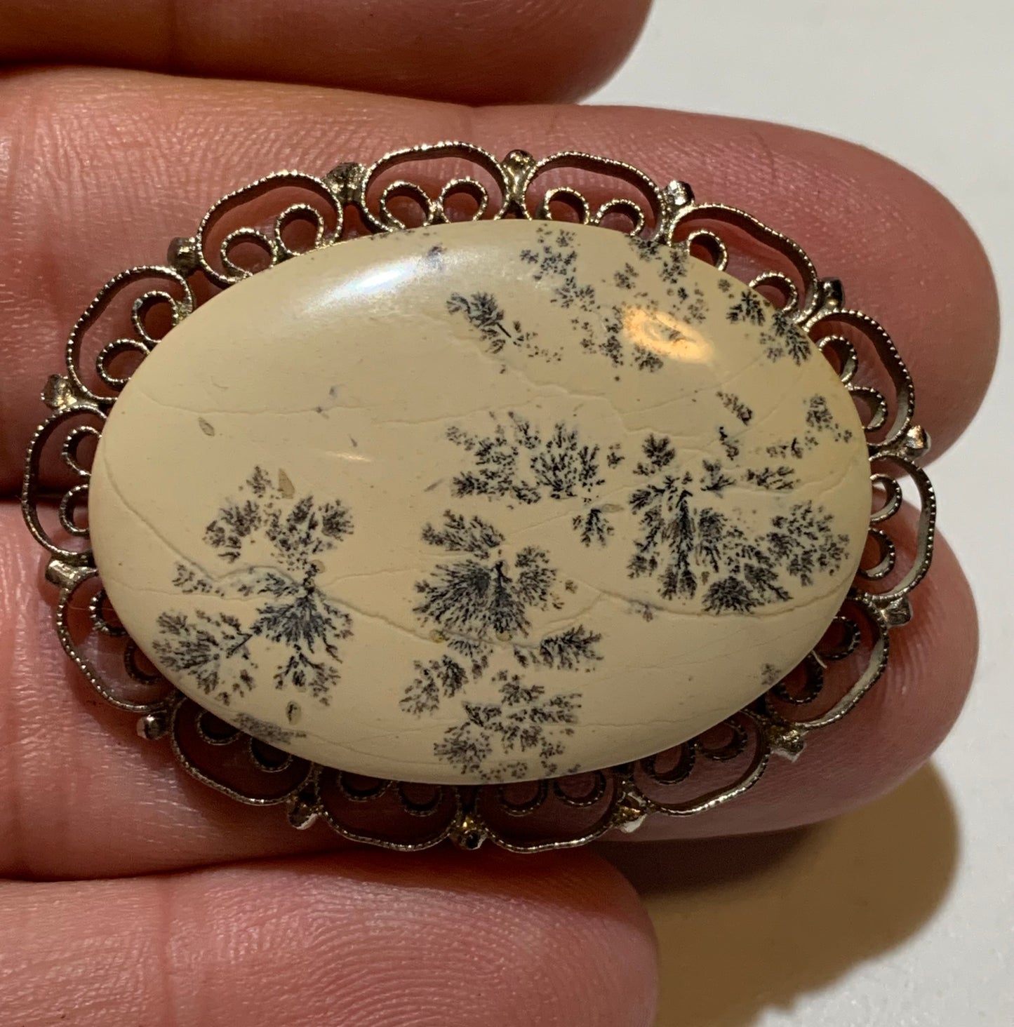 Broche en agate dentrique/ dentritique - 44 mm x 35 x 12 - 13,7 gr. - (Création par Serge le lapidaire)