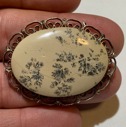 Broche en agate dentrique/ dentritique - 44 mm x 35 x 12 - 13,7 gr. - (Création par Serge le lapidaire)