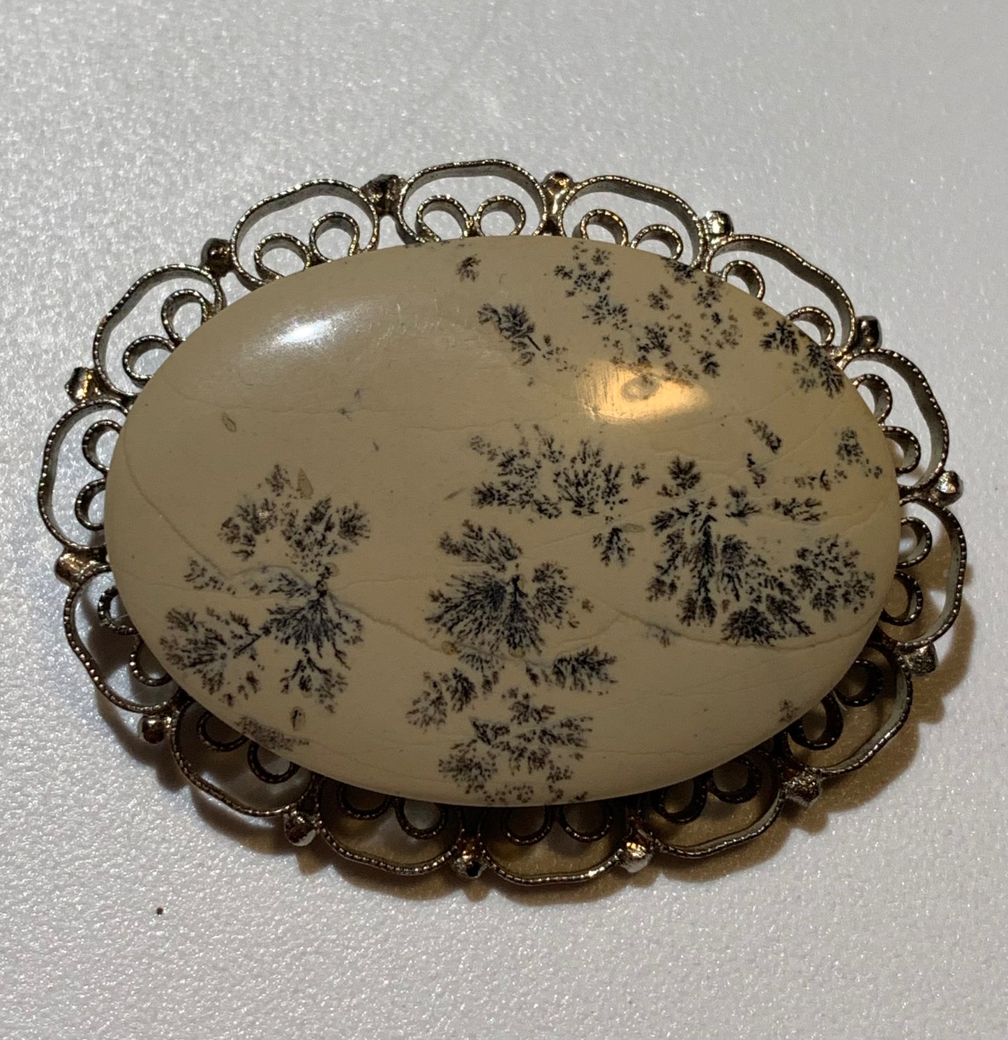 Broche en agate dentrique/ dentritique - 44 mm x 35 x 12 - 13,7 gr. - (Création par Serge le lapidaire)