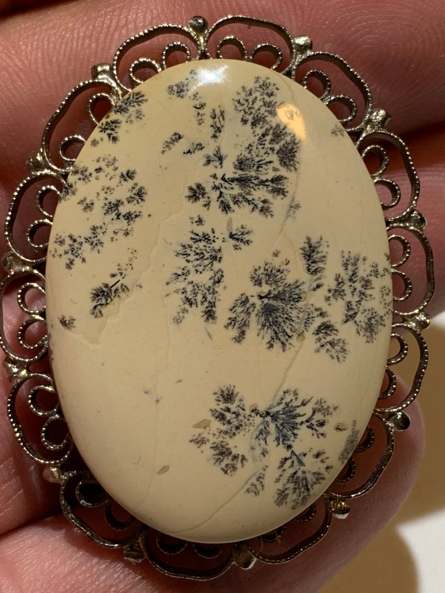 Broche en agate dentrique/ dentritique - 44 mm x 35 x 12 - 13,7 gr. - (Création par Serge le lapidaire)