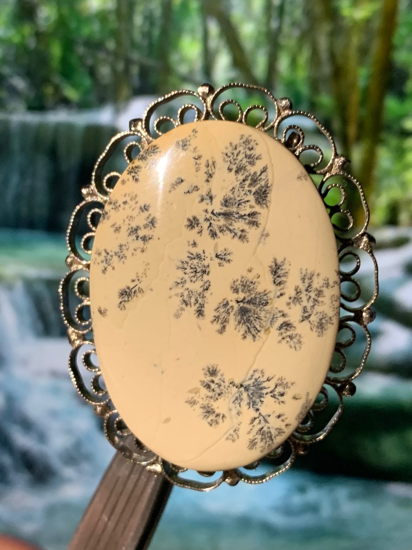 Broche en agate dentrique/ dentritique - 44 mm x 35 x 12 - 13,7 gr. - (Création par Serge le lapidaire)