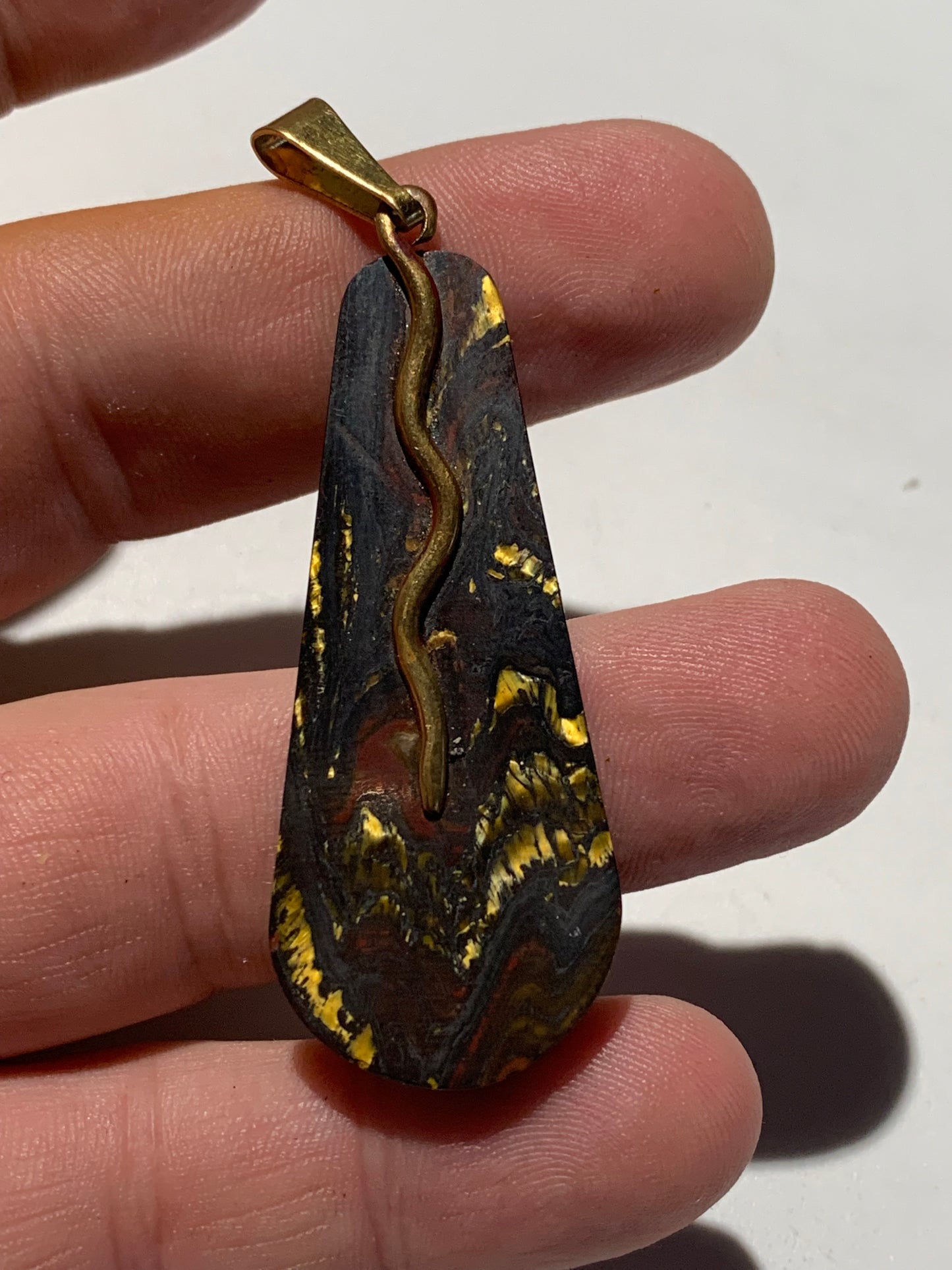 Œil de Fer, pendentif de 67 mm de hauteur x 22 de largeur x 4 d'épaisseur. Vendu avec cordon réglable de couleur noire offert !