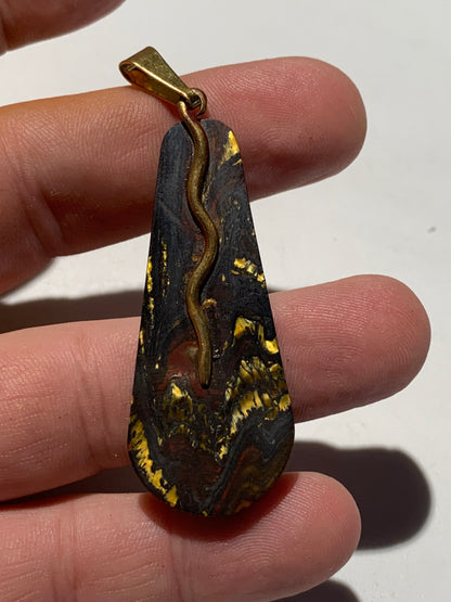 Œil de Fer, pendentif de 67 mm de hauteur x 22 de largeur x 4 d'épaisseur. Vendu avec cordon réglable de couleur noire offert !