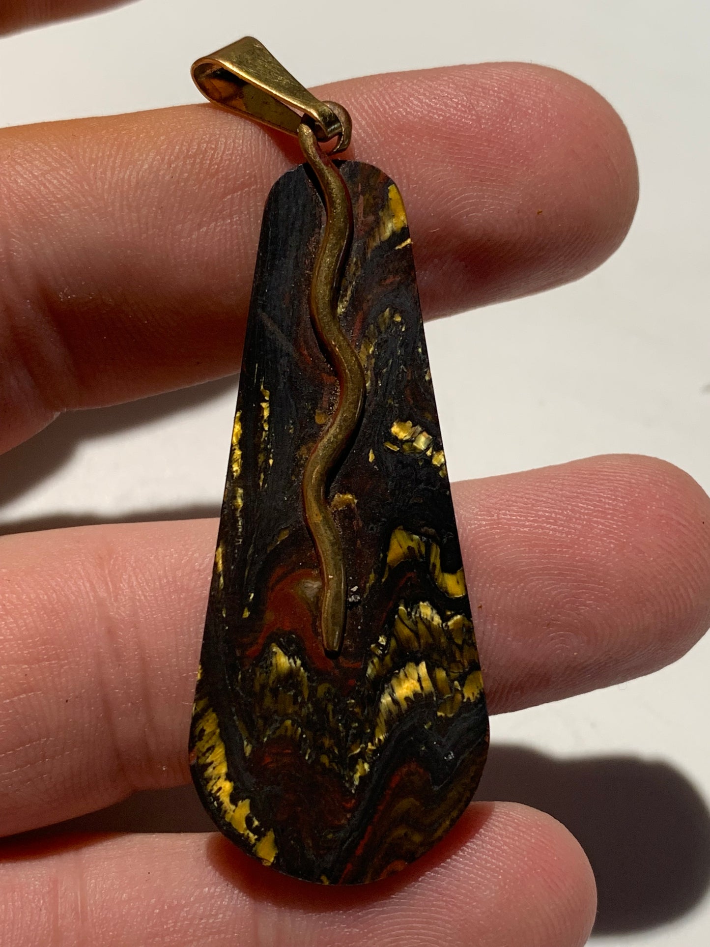 Œil de Fer, pendentif de 67 mm de hauteur x 22 de largeur x 4 d'épaisseur. Vendu avec cordon réglable de couleur noire offert !