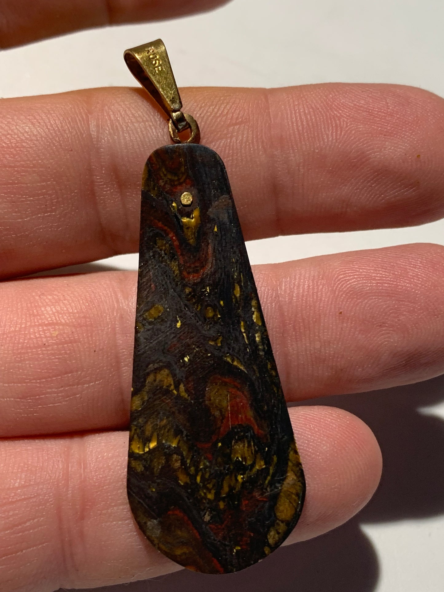 Œil de Fer, pendentif de 67 mm de hauteur x 22 de largeur x 4 d'épaisseur. Vendu avec cordon réglable de couleur noire offert !