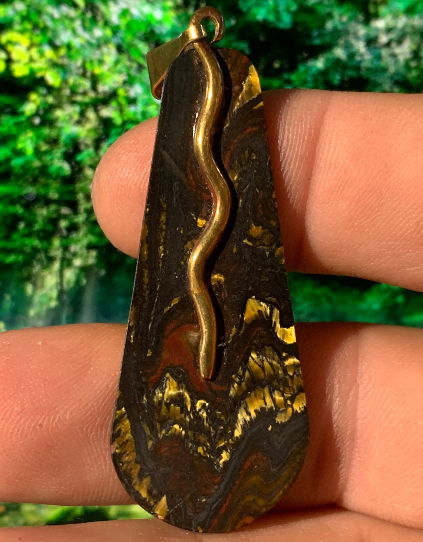 Œil de Fer, pendentif de 67 mm de hauteur x 22 de largeur x 4 d'épaisseur. Vendu avec cordon réglable de couleur noire offert !