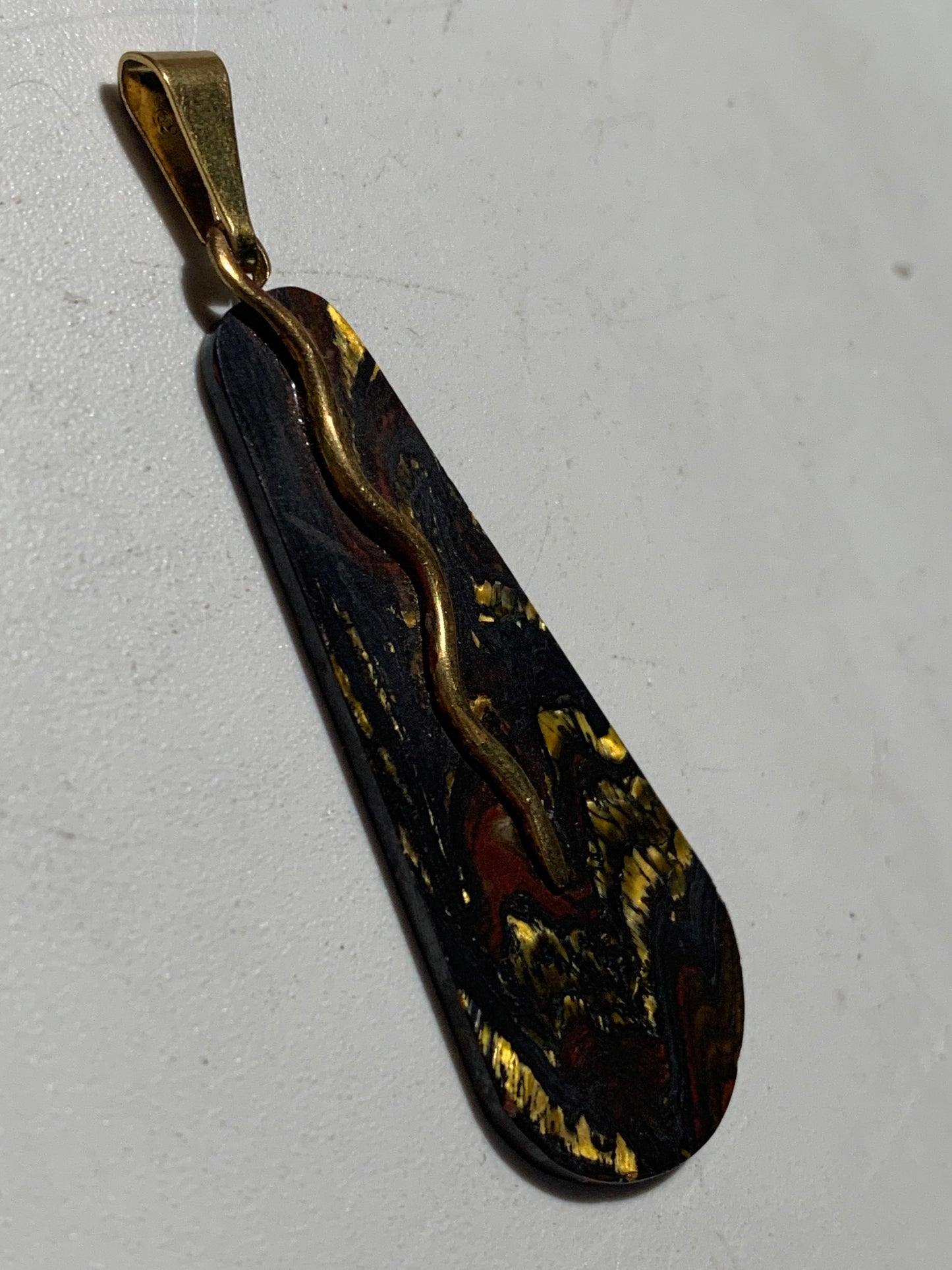 Œil de Fer, pendentif de 67 mm de hauteur x 22 de largeur x 4 d'épaisseur. Vendu avec cordon réglable de couleur noire offert !
