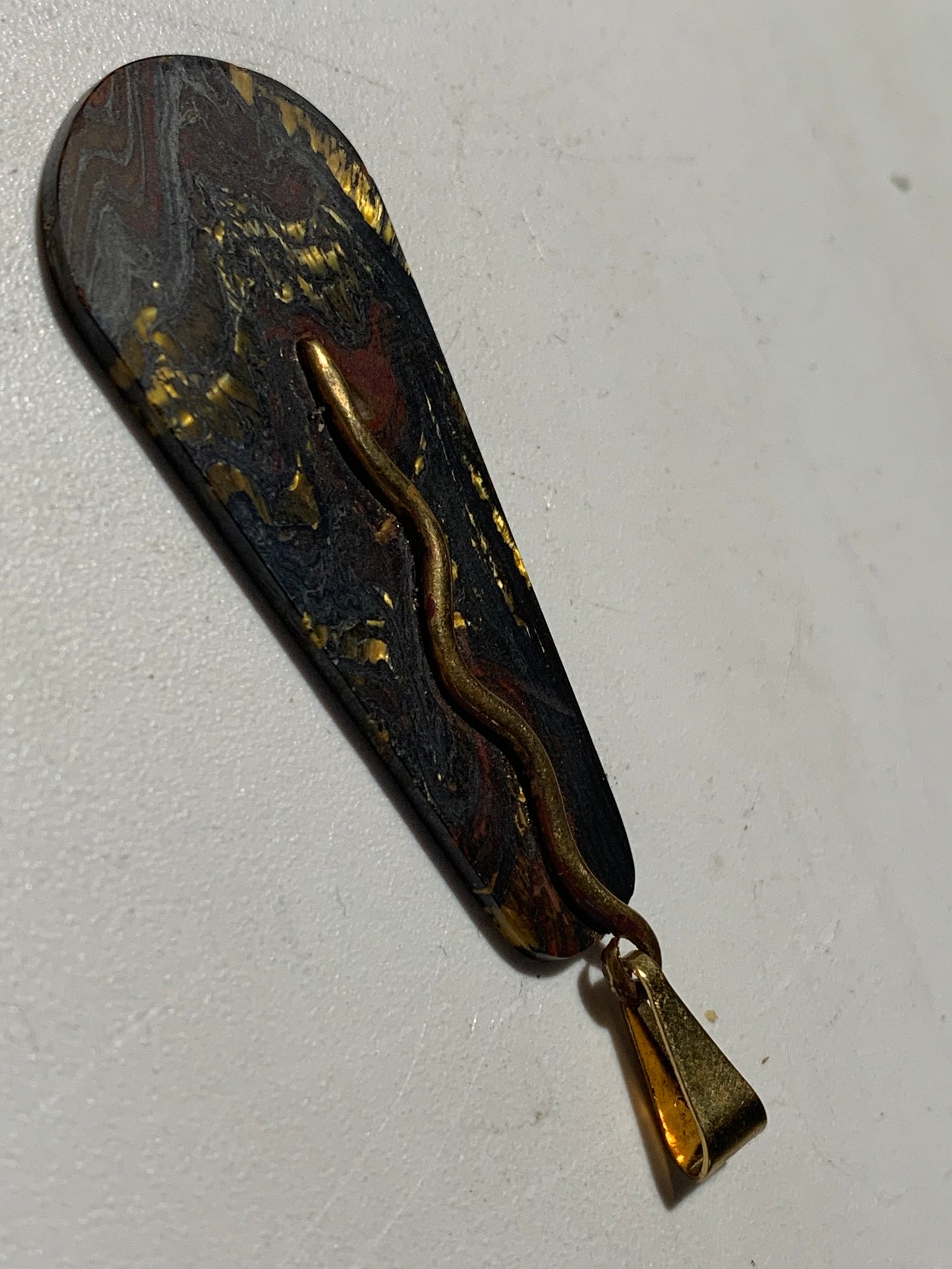 Œil de Fer, pendentif de 67 mm de hauteur x 22 de largeur x 4 d'épaisseur. Vendu avec cordon réglable de couleur noire offert !