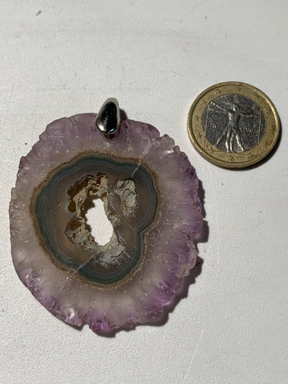Améthyste, pendentif en 'tranche' de 57 mm de hauteur x 46 de largeur x 6 d'épaisseur. Vendu avec cordon réglable de couleur noire offert !