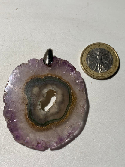 Améthyste, pendentif en 'tranche' de 57 mm de hauteur x 46 de largeur x 6 d'épaisseur. Vendu avec cordon réglable de couleur noire offert !