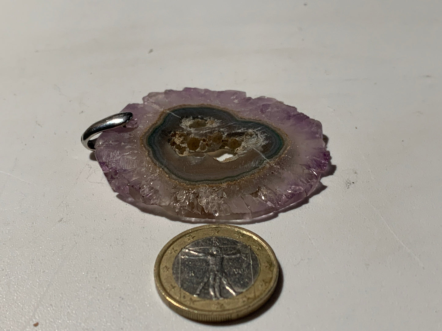 Améthyste, pendentif en 'tranche' de 57 mm de hauteur x 46 de largeur x 6 d'épaisseur. Vendu avec cordon réglable de couleur noire offert !