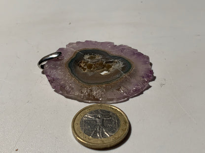 Améthyste, pendentif en 'tranche' de 57 mm de hauteur x 46 de largeur x 6 d'épaisseur. Vendu avec cordon réglable de couleur noire offert !