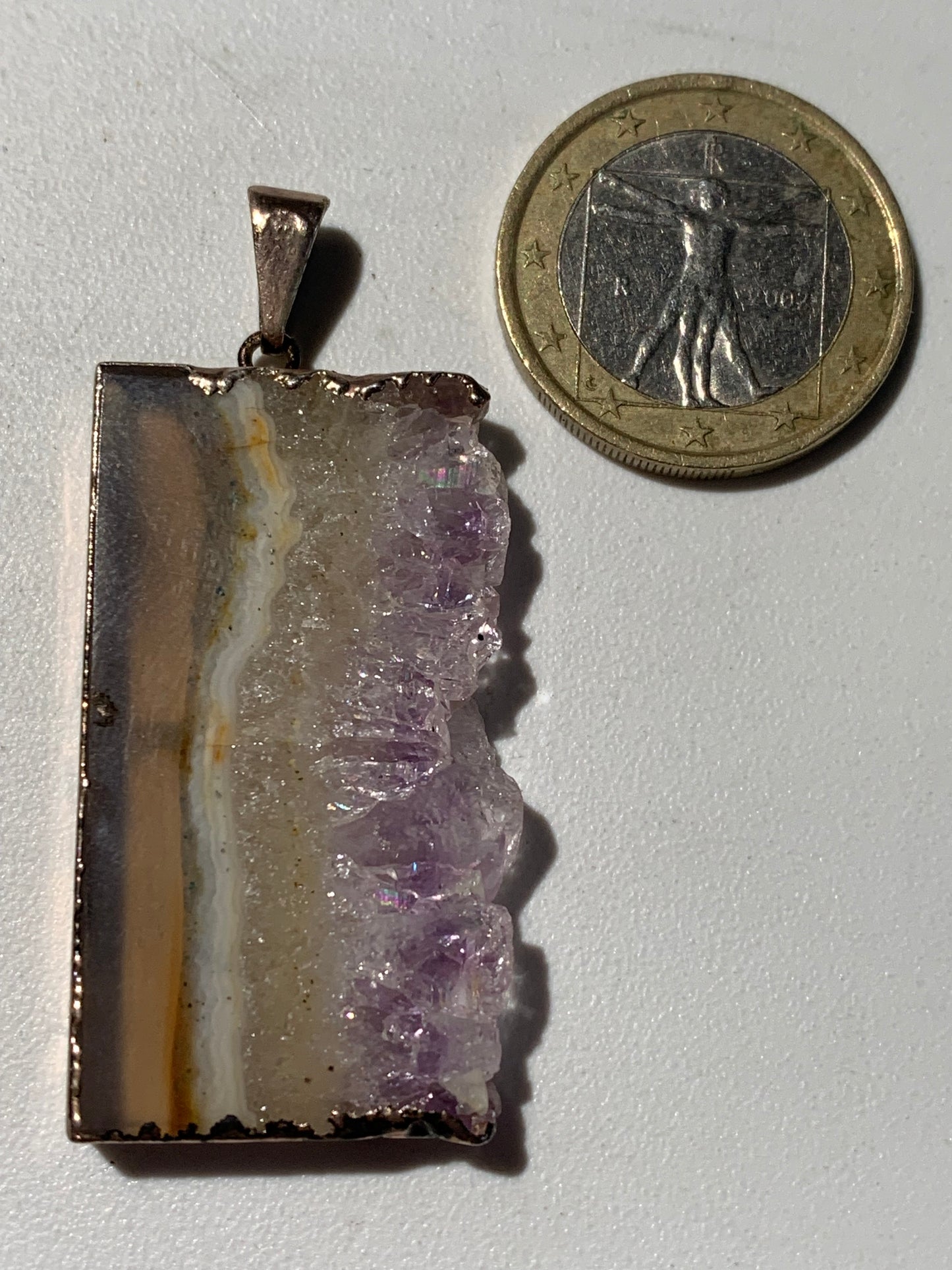 Améthyste, pendentif en 'tranche' de 40mm de hauteur x 23 de largeur x 6 d'épaisseur. Vendu avec cordon réglable de couleur noire offert !