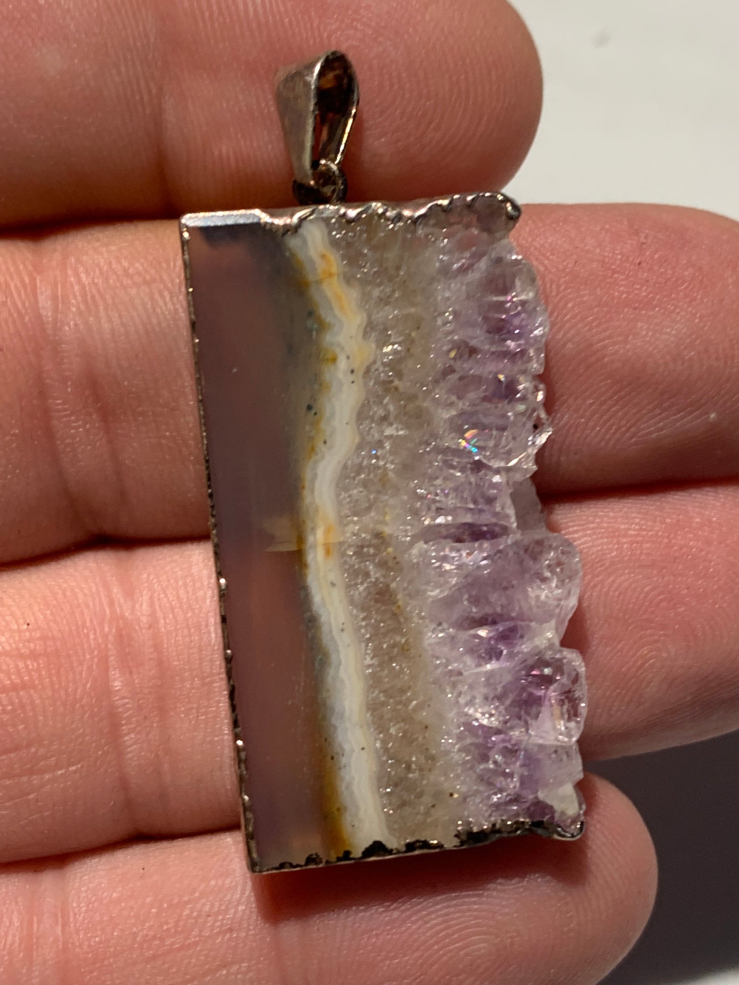 Améthyste, pendentif en 'tranche' de 40mm de hauteur x 23 de largeur x 6 d'épaisseur. Vendu avec cordon réglable de couleur noire offert !