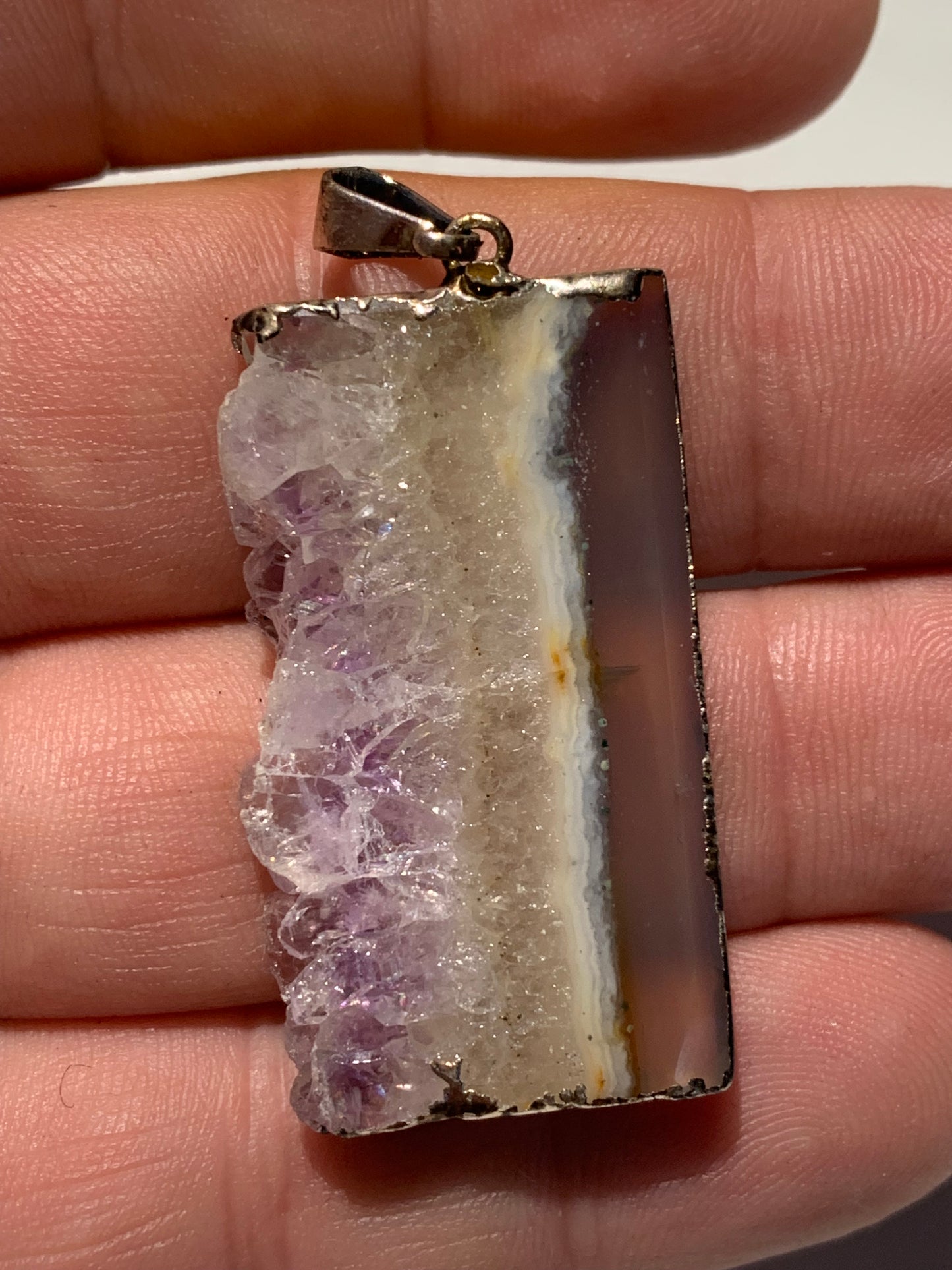 Améthyste, pendentif en 'tranche' de 40mm de hauteur x 23 de largeur x 6 d'épaisseur. Vendu avec cordon réglable de couleur noire offert !