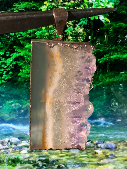 Améthyste, pendentif en 'tranche' de 40mm de hauteur x 23 de largeur x 6 d'épaisseur. Vendu avec cordon réglable de couleur noire offert !