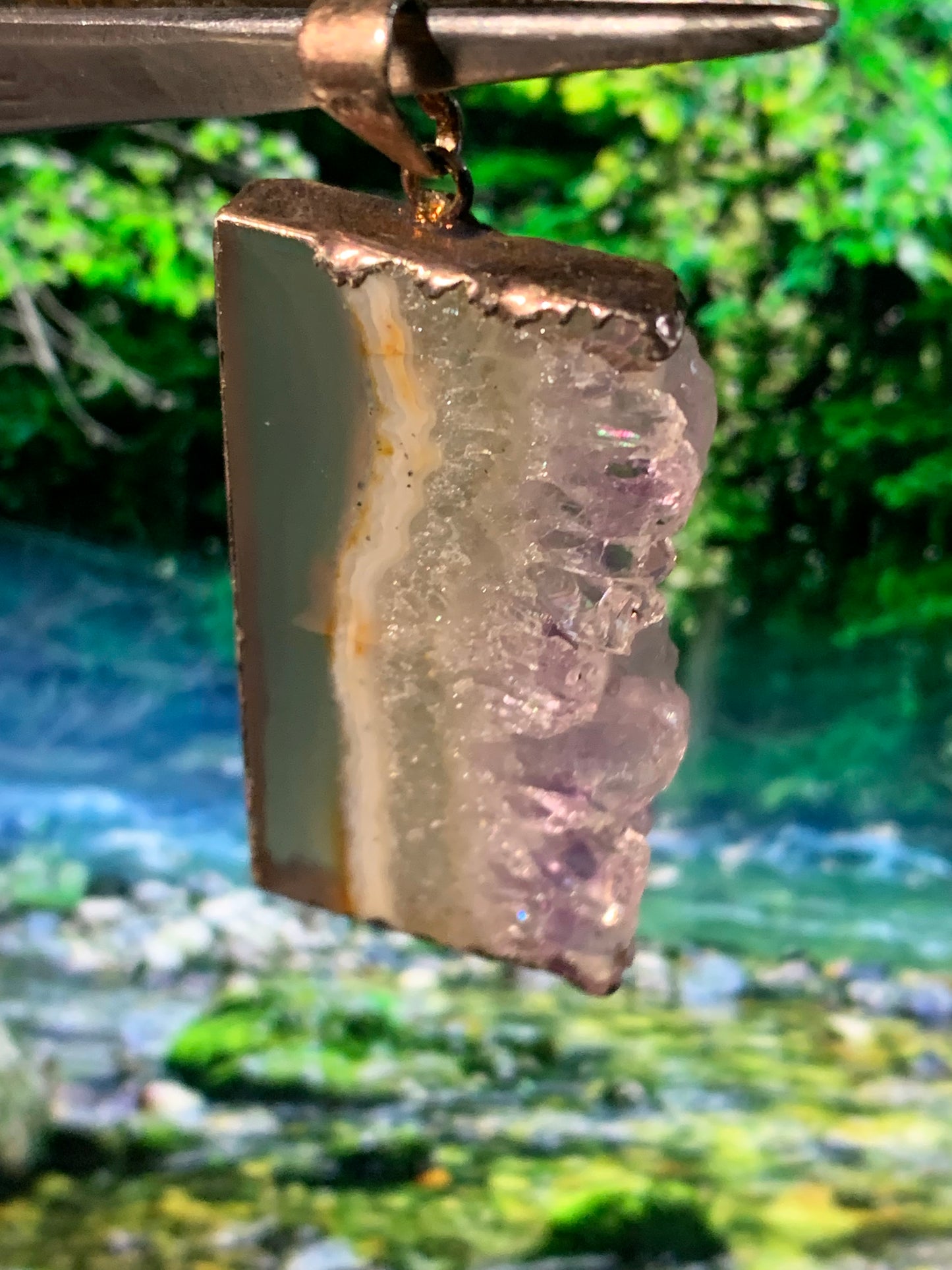 Améthyste, pendentif en 'tranche' de 40mm de hauteur x 23 de largeur x 6 d'épaisseur. Vendu avec cordon réglable de couleur noire offert !