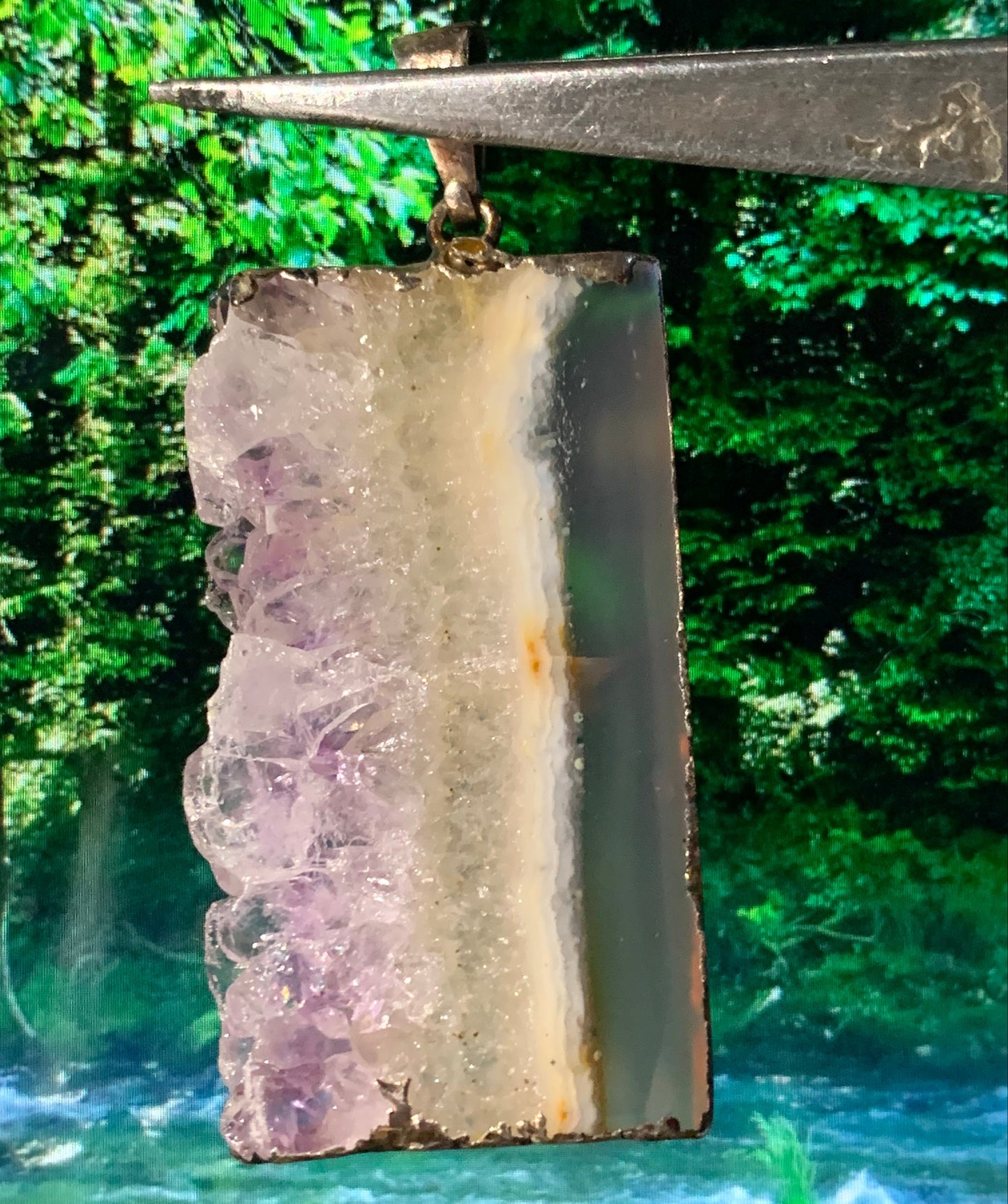 Améthyste, pendentif en 'tranche' de 40mm de hauteur x 23 de largeur x 6 d'épaisseur. Vendu avec cordon réglable de couleur noire offert !