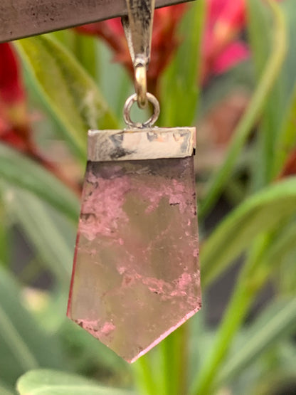 Tourmaline melon d'eau/ pastèque, pendentif en Argent de 36mm de hauteur x 14 de largeur x 2. Vendu avec cordon réglable de couleur noire !