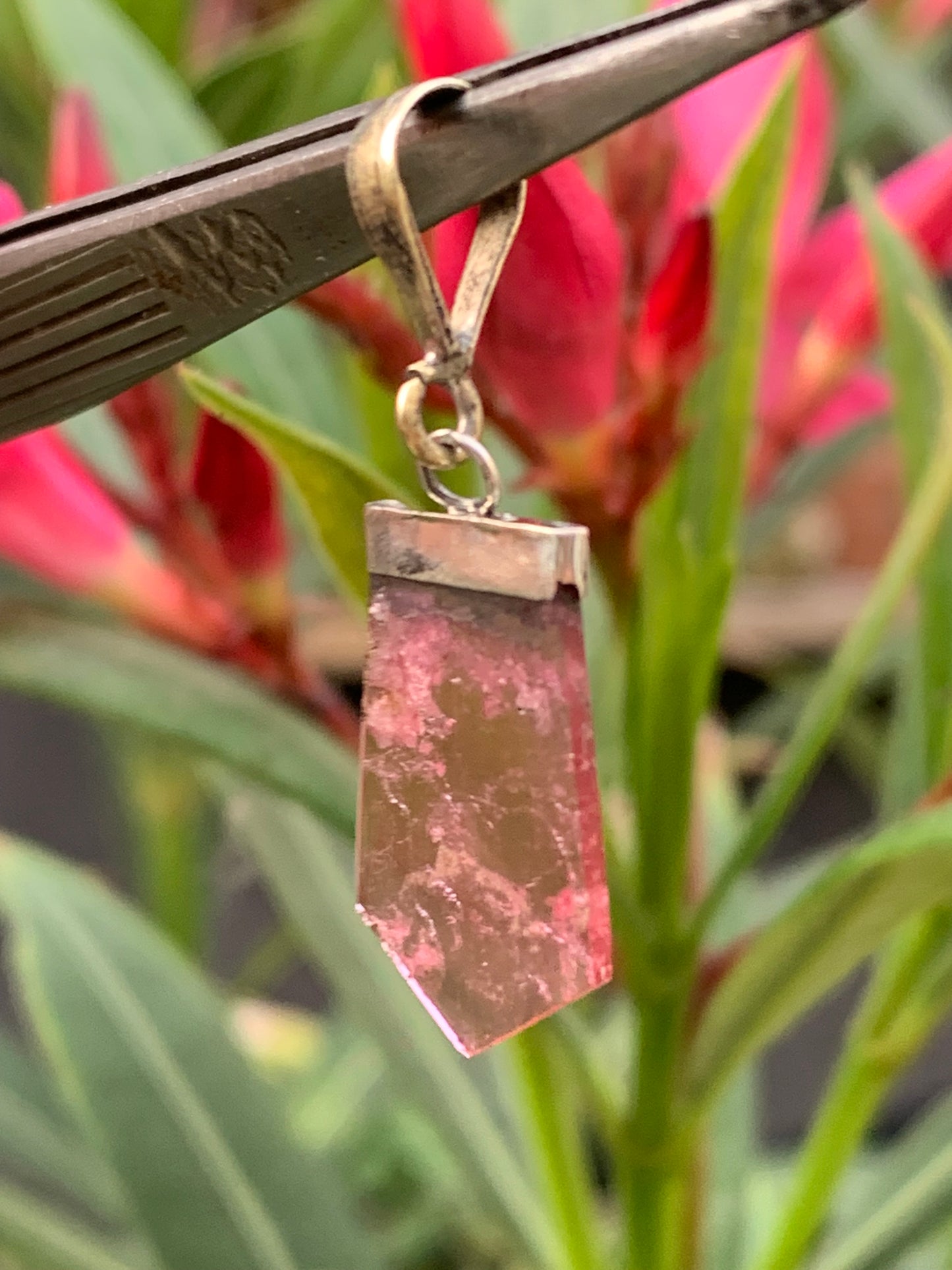 Tourmaline melon d'eau/ pastèque, pendentif en Argent de 36mm de hauteur x 14 de largeur x 2. Vendu avec cordon réglable de couleur noire !