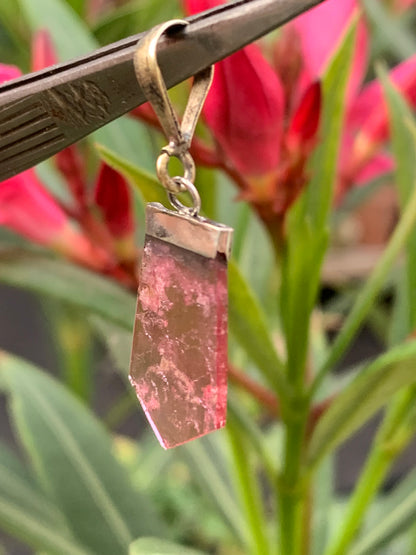 Tourmaline melon d'eau/ pastèque, pendentif en Argent de 36mm de hauteur x 14 de largeur x 2. Vendu avec cordon réglable de couleur noire !